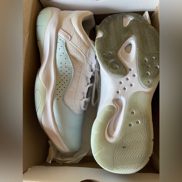 Women’s JORDAN 11s - Picture 3 of 4